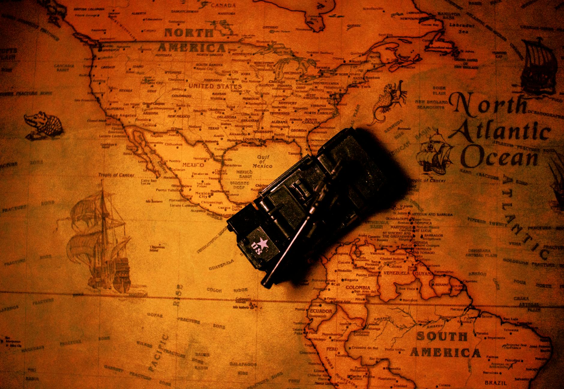 Stara mapa Ameryki Północnej z zabawkowym czołgiem na powierzchni