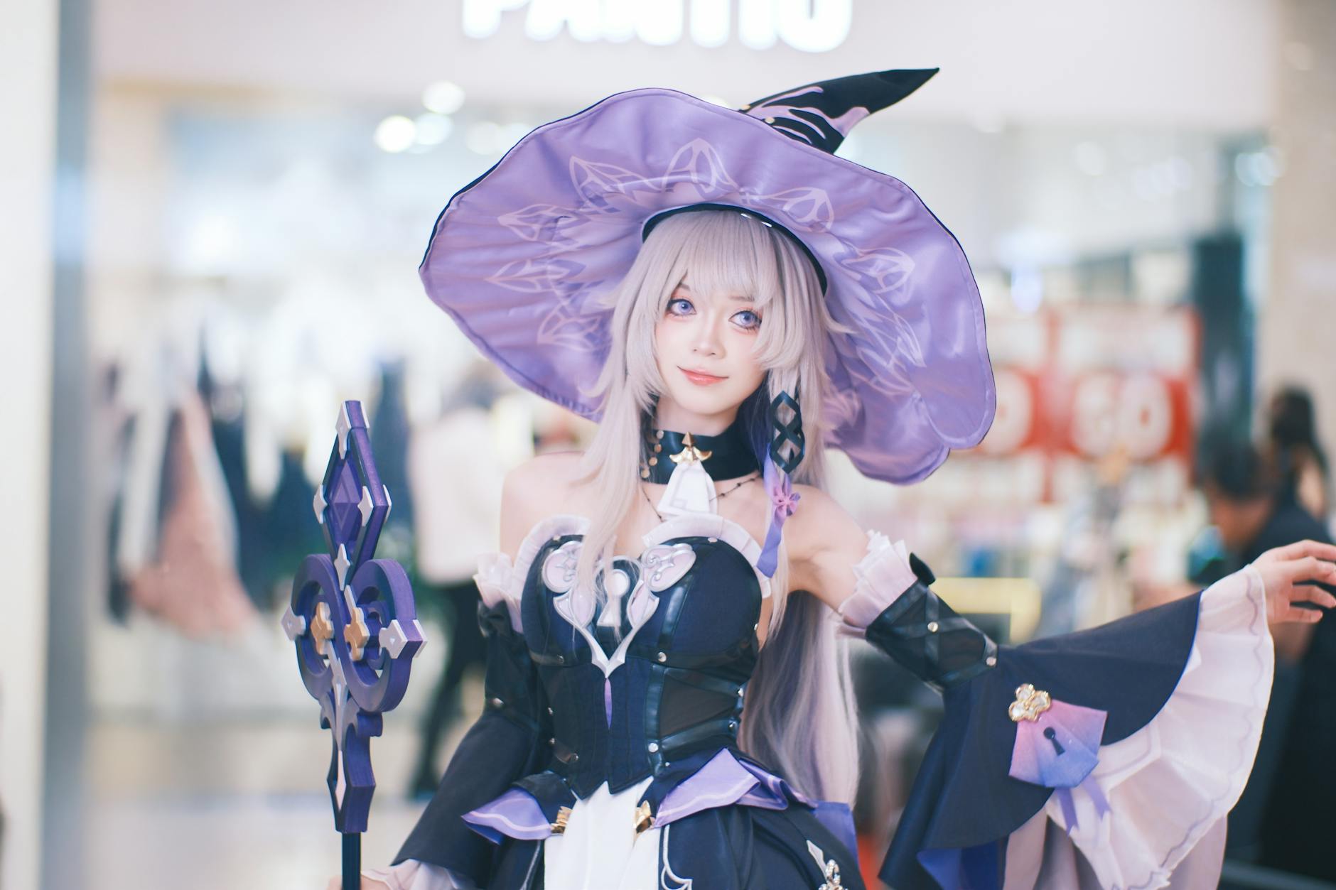 Cosplayerka czarownicy fantasy pozuje w galerii handlowej Cosplayerka czarownicy fantasy pozuje w galerii handlowej