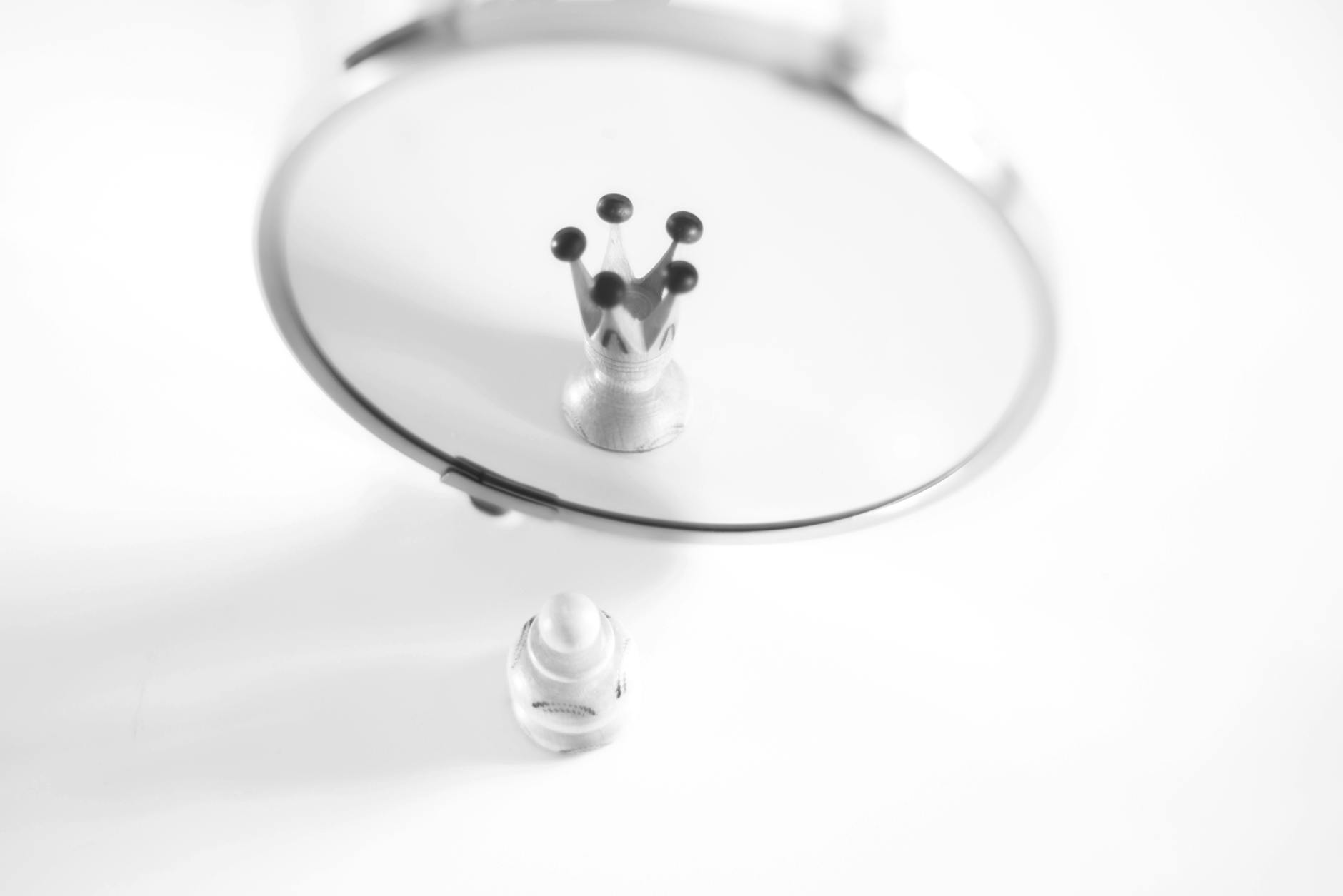 Czarno-białe odbicie piona w kształcie korony symbolizujące sny i tożsamość