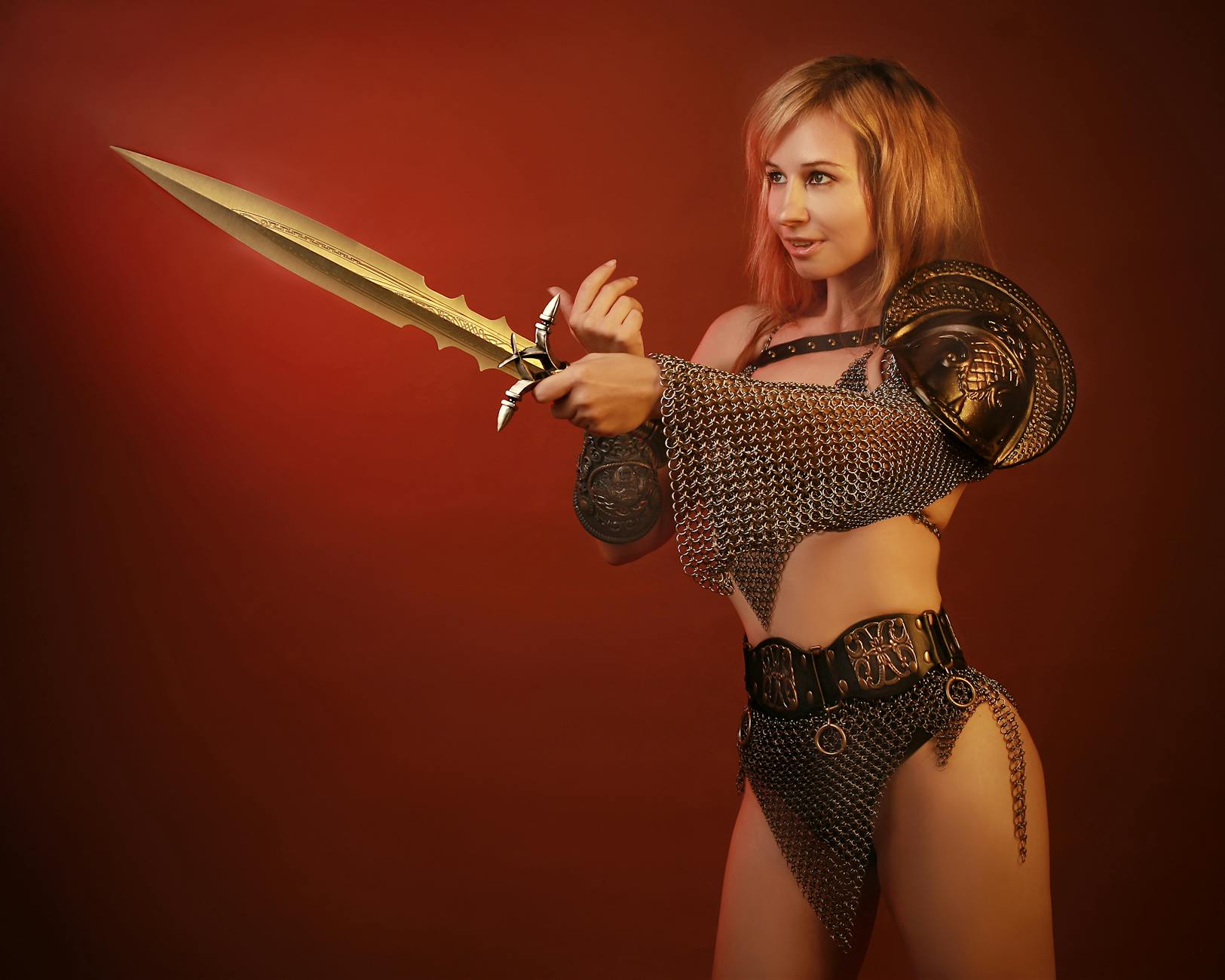Kobieta w kolczudze z mieczem na czerwonym tle