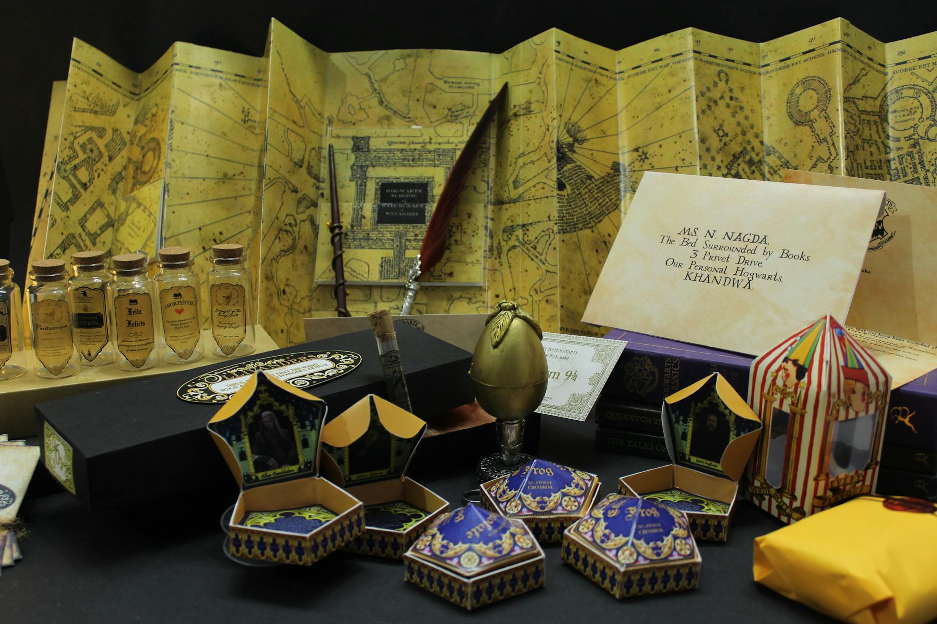 Magiczne mapy i listy na stole, przypominające fantastyczne przygody