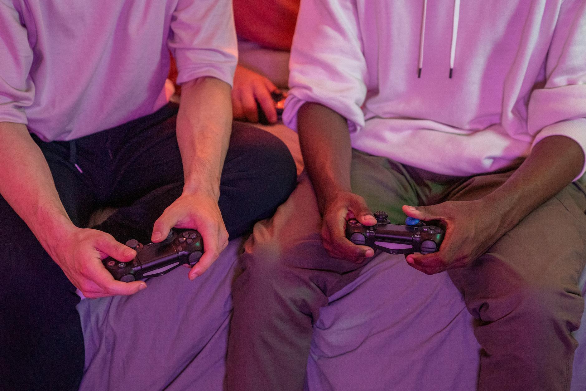 Dwóch znajomych gra w Four Swords na konsoli w domu