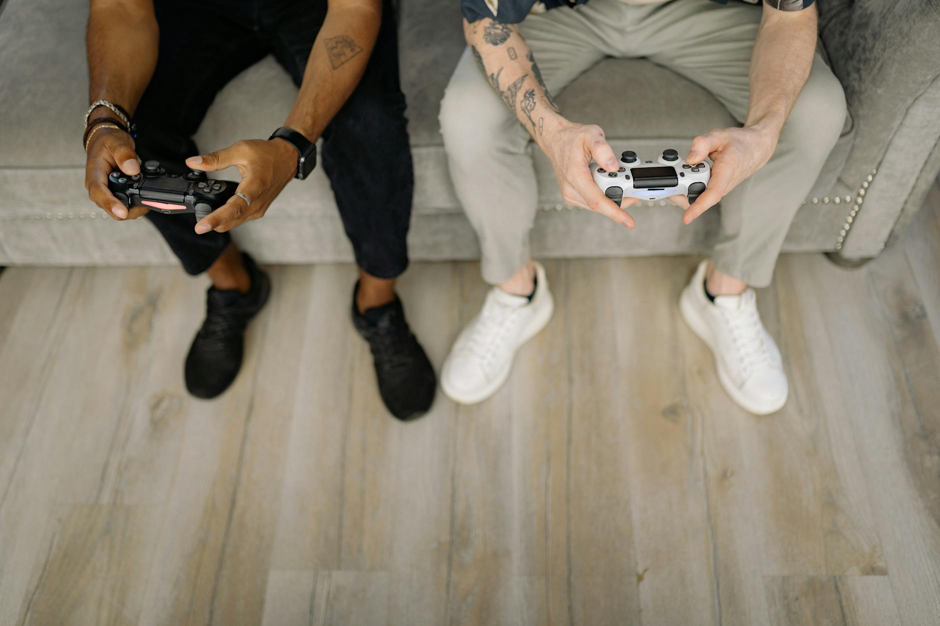 Dwóch znajomych grających w Four Swords na konsoli w salonie