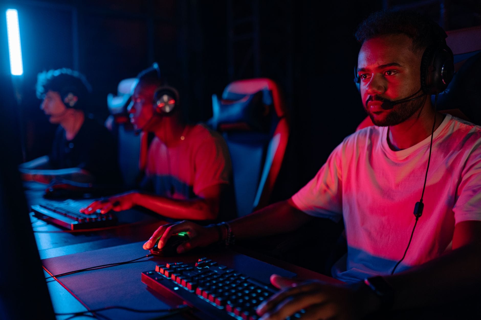Młodzi gracze e-sportowi skupieni podczas wspólnej rozgrywki